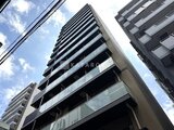 リビオメゾン浅草雷門 下からの視点で見上げたモダンな高層マンションの外観