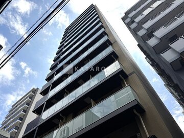 リビオメゾン浅草雷門 下からの視点で見上げたモダンな高層マンションの外観