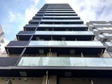 リビオメゾン浅草雷門 モダンな外観デザインの建物を下から見上げた全景