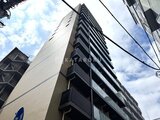 リビオメゾン浅草雷門 下から見上げた建物外観、濃淡のあるモダンなファサード