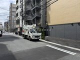 リビオメゾン浅草雷門 前面道路から見た建物外観と落ち着いた街並みの様子