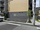 リビオメゾン浅草雷門 前面道路から見たモダンな建物外観と駐車場入口