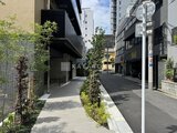 リビオメゾン浅草雷門 緑を配した落ち着いた雰囲気の街路沿いに建つ建物外観
