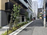 リビオメゾン浅草雷門 緑を配した落ち着いたファサードの建物外観と周辺街並み