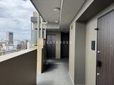 リビオメゾン浅草雷門 エレベーターホール付近から見た共用廊下と街並みが望める開放的