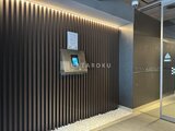 リビオメゾン浅草雷門 モダンな縦ストライプ壁面と自動認証機がある共用部エントランス
