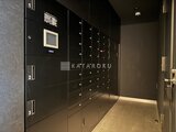 リビオメゾン浅草雷門 モダンな黒を基調とした宅配ボックス及びメールボックスが設置さ
