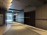 リビオメゾン浅草雷門 モダンな照明と黒を基調とした壁面が落ち着いた共用ロビーの空間