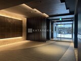 リビオメゾン浅草雷門 モダンな照明設計と落ち着いた色調でまとめたエントランスホール