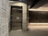 リビオメゾン浅草雷門 モダンな素材感のエレベーターホール、間接照明がシックに仕上げ