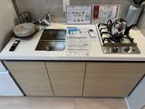 リビオメゾン浅草雷門 シンク・IHコンロ・調理器具が整理されたキッチンカウンター
