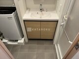リビオメゾン浅草雷門 洗面台下に木目調の収納を備えた清潔感のある洗面室