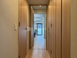 リビオメゾン浅草雷門 木目調の建具が落ち着いた印象の廊下スペース