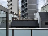 リビオメゾン浅草雷門 周辺建物を背景に落ち着いた印象の建物外観を捉えた眺め