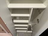 リビオメゾン浅草雷門 白い棚板が整然と並ぶ、収納たっぷりのクローゼット空間
