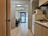 リビオメゾン浅草雷門 キッチンから玄関方向を見た明るく開放的なワンルーム空間