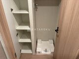 リビオメゾン浅草雷門 洗濯機置き場と収納棚のある洗面脱衣室