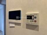 リビオメゾン浅草雷門 インターフォンと給湯器リモコンが設置された壁面