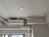 リビオメゾン浅草雷門 エアコン完備のシンプルな天井と壁面の様子