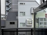 リビオメゾン浅草雷門 黒いフェンスから見た建物の落ち着いた外観
