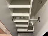 リビオメゾン浅草雷門 開放感のある吊り戸棚の棚板が整然と並ぶ収納スペース