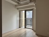 リビオメゾン浅草雷門 明るい光が差し込むバルコニー付きの洋室