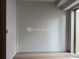 リビオメゾン浅草雷門 白を基調とした落ち着いた印象のリビングと木目床の空間