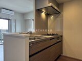 リビオメゾン浅草雷門 対面キッチン付きの落ち着いたトーンのキッチンスペース