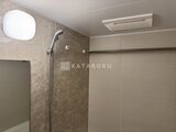 リビオメゾン浅草雷門 天窓から光が入る落ち着いた色合いのバスルーム