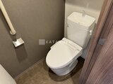 リビオメゾン浅草雷門 温水便座付きトイレと手洗い器が配置されたシンプルなトイレ空間