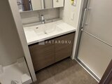 リビオメゾン浅草雷門 白いカウンター天板と木目調キャビネットの洗面化粧台