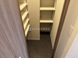 リビオメゾン浅草雷門 収納たっぷりの廊下スペースと壁面棚の様子