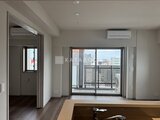 リビオメゾン浅草雷門 開放的なバルコニーを備えたモダンなリビングダイニング空間