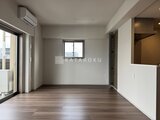 リビオメゾン浅草雷門 ウッドフロアが映える落ち着いた雰囲気のリビングスペース