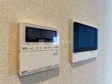 リビオメゾン浅草雷門 インターホンとTVモニターが設置された落ち着いた印象の壁面