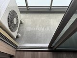 リビオメゾン浅草雷門 室外機と天窓のあるバルコニーからの眺め