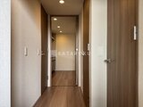 リビオメゾン浅草雷門 木目調扉が並ぶ廊下から各部屋へ出入りできるレイアウト