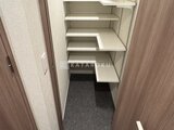 リビオメゾン浅草雷門 可動棚付きの奥行きのある玄関収納スペース
