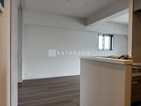 リビオメゾン浅草雷門 小窓からの採光が心地よいリビングダイニング空間