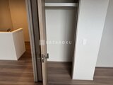 リビオメゾン浅草雷門 奥行きのあるクローゼットを備えた居室入口の様子