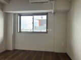 リビオメゾン浅草雷門 大きな窓から街並みが見える明るい洋室