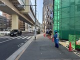 シーズンフラッツ滝野川 外観と歩道写真。