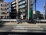 シーズンフラッツ滝野川 外観と歩道写真。