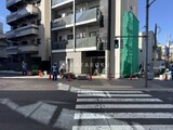 シーズンフラッツ滝野川 外観と歩道写真。