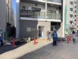 シーズンフラッツ滝野川 外観と歩道写真。