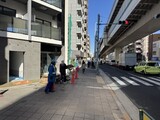 シーズンフラッツ滝野川 外観と歩道写真。
