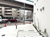 シーズンフラッツ滝野川 外観と敷地内写真。