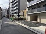 アーバネックス上野 前面道路から見たエントランスと駐車場入口の様子