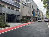 アーバネックス上野 前面道路から見たモダンな建物外観と開放的なエントランス