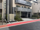 アーバネックス上野 前面道路から見たモダンな建物外観と開放的なエントランスアプロ